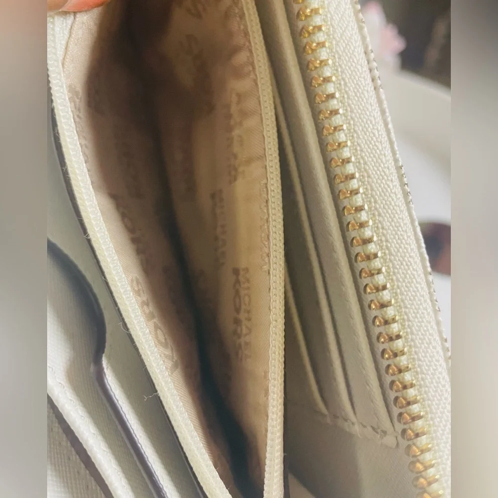Michael Kors Cynthia Signature Logo w/Jet Set Travel Logo Quarter-Zip Wallet